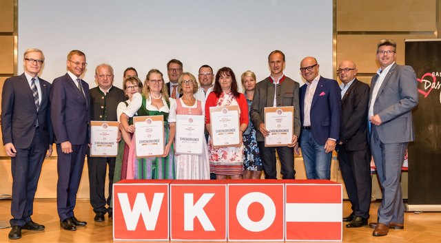 Braunauer Gastonomen wurde eine Dankesurkunde für 25, 30 und 35 Jahren Berufstätigkeit überreicht.