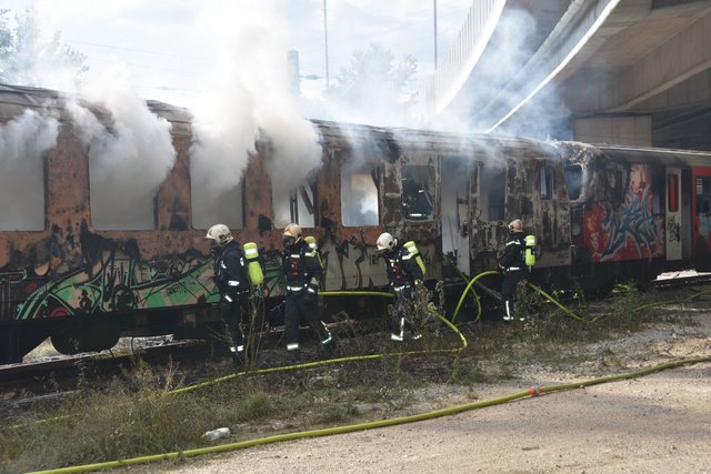 Die Berufsfeuerwehr Wien rückte mit 30 Einsatzkräften in der Warneckstraße an.