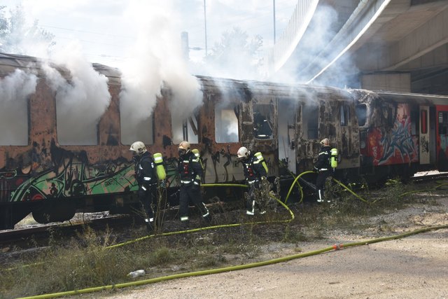 Die Berufsfeuerwehr Wien rückte mit 30 Einsatzkräften in der Warneckstraße an. | Foto: MA68 Lichtbildstelle