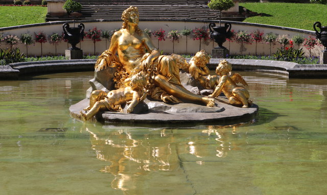 Großes Bassin mit goldenen Statuen, aus dem eine 22 Meter hohe Fontäne schießt!