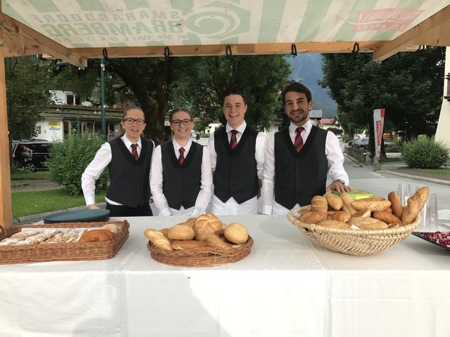 Schülerinnen und Schüler der TS Bramberg servierten Kaffee und auch Gebäck dazu. | Foto: Wildkogel-Arena Neukirchen & Bramberg