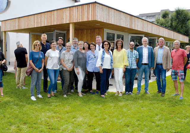 Eröffnung der Kreativwerkstatt Thalheim am 15. Juni 2018; Am Foto Bürgermeister Andreas Stockinger, Mitglieder des Gemeinderates, Amtsleiter Leo Jachs, Schulleiterin Dir. Cornelia Ecker, Pädagoginnen der Schule und die Leiterin des Schülerhortes Sabine Himsl.