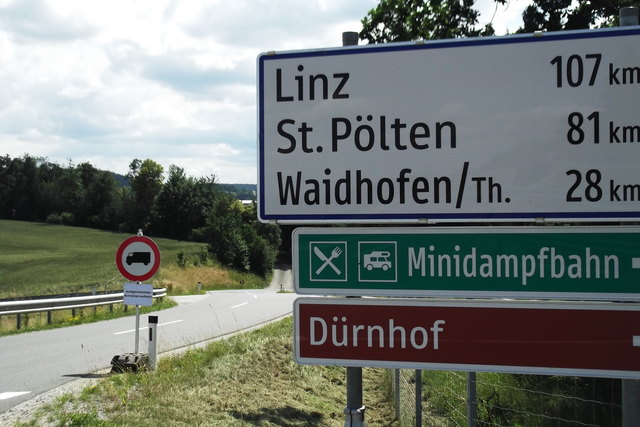 Die Fahrverbotstafel aus Richtung Stift Zwettl gesehen.