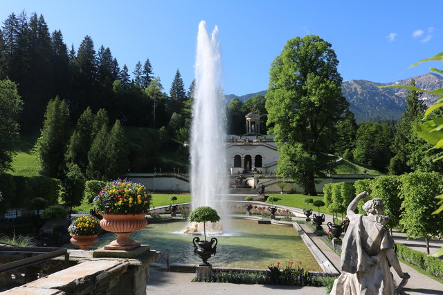 Blick von der Südseite des Schlosses auf das Gartenparterre und auf die Anhöhe mit dem Venustempel.