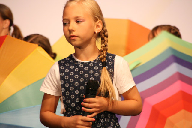 Tara singt das Regenbogenlied