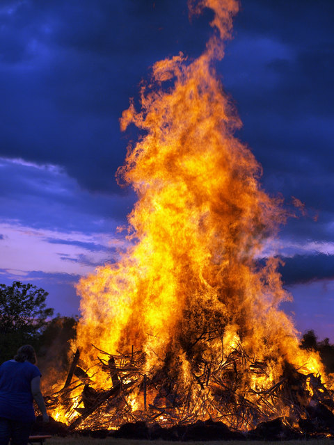 Zur Sonnwendfeier gehört ein Sonnwendfeuer.