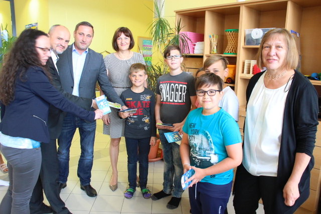 Silke Rois (Landesverband Bibliotheken Burgenland), Bildungsdirektor Mag. Heinz Josef Zitz, Klingenbachs Bürgermeister Richard Frank, Klingenbachs Volksschuldirektorin Doris Lipkovich und Ingrid Hochwarter (LVBB) beim Verteilen der Lesepässe in der Volksschule Klingenbach