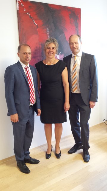 Bürgermeister Christian Kolarik, Vizebürgermeisterin Linda Oberlininger und Bezirkshauptmann Manfred Hageneder.