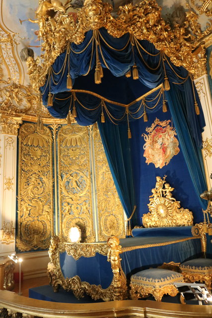 Schlafzimmer im Schloss: Das Bett von König Ludwig II. Er war für damalige Zeit sehr groß, 1,93 Meter.