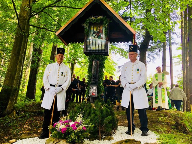 Mehr als 200 Wanderer marschierten gemeinsam zum "Barbarakreuz" in der Krumpen, um am Festakt zum 180-Jahr-Jubiläum dabei zu sein.