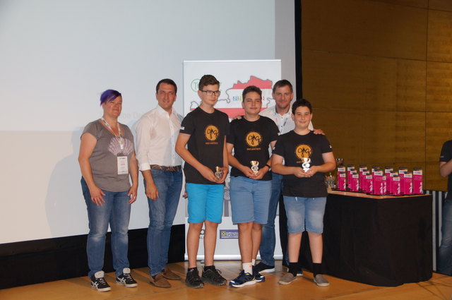 Karen Bebelaar (world robotic association), LAbg. Gerald Weilbuchner, Richard Wasserbauer, Robert Pivoda, DI Herbert Ibinger (TechnoZ-Braunau) und Florian Kniewasser (v.li.)