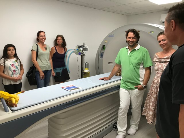 Stolz auf den ersten Computertomographen für Tiere im Bezirk: Andreas Aichholzer (r.) vom Kleintierzentrum Graz-Süd