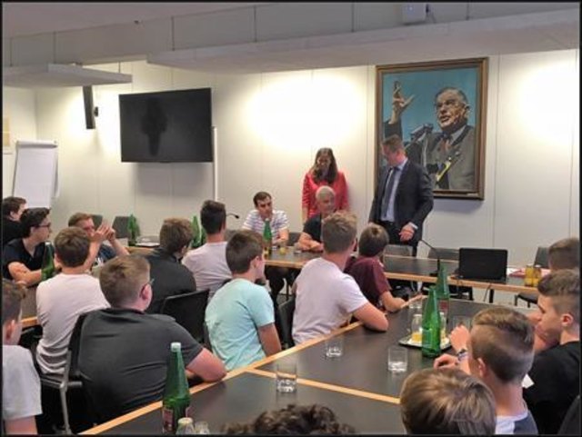 Die Schüler diskutierten mit den Abgeordneten.