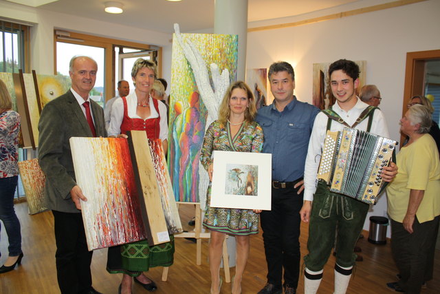 Bürgermeister Martin Bruckner, Abg. Martina Diesner-Wais, Künstlerin Renate Amon, Helmut Amon und Sebastian Süss . | Foto: Sonnenwelt