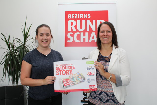 BezirksRundschau-Teamassistentin Bianca Lacher übergibt den Gewinn an Lisa Lettner.