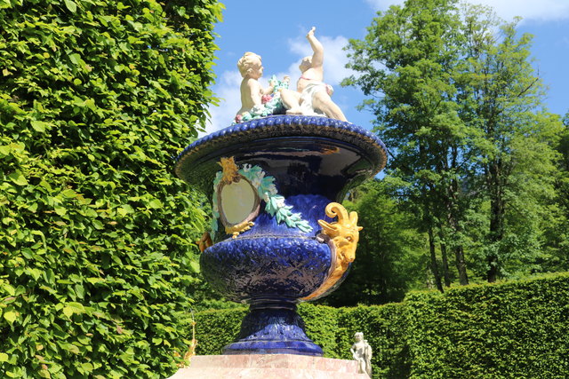 Herrlich ist auch die Vase aus Meissner Porzellan.