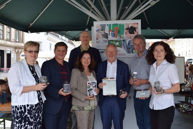 Gemeinsam für mehr Sensibilisierung: Eva Tomaschek (Direktorin des Neuen Gymnasiums), Bürgermeister Kurt Wallner, Elisabeth Giehser und Andreas Schuh (Elektroaltgeräte-Koordinierungsstelle), Alfred Krenn (Geschäftsführer vom Abfallwirtschaftsverband Leoben), Alfred Lackner (Leiter der Abfallwirtschaft Trofaiach) und Ingrid Winter (Referatsleiterin Abfallwirtschaft und Nachhaltigkeit beim Land Steiermark).
