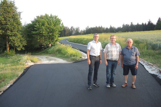 Im Bild: Bürgermeister Andreas Pichler (links) und die geschäftsführenden Gemeinderäte Andreas Mistelbauer (Mitte) und Johann Zeller am generalsanierten Güterweg in Ebergersch. Foto: Gemeinde Lichtenau