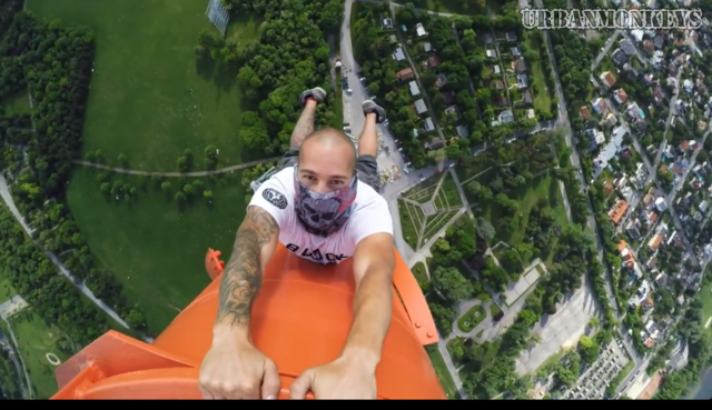 Screenshot aus dem Video: Ein "Urban Monkey" hängt, ungesichert, vom Donauturm.