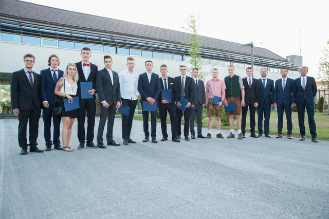 Die stolzen frisch gebackenen Jungfacharbeiterinnen und Jungfacharbeiter mit ihren Ausbilungsleitern.