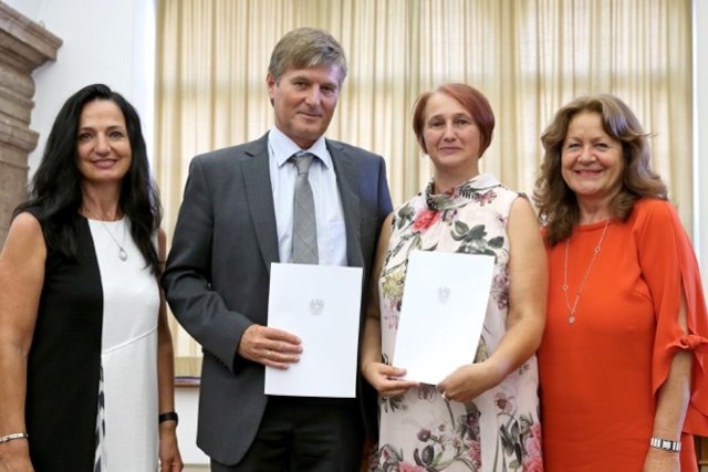 Direktorin Maria Reindl, Schulrat Franz Brunner, Schulrätin Melitta Fröschl und Pflichtschulinspektorin Regierungsrätin Notburga Astleitner