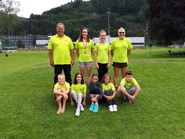 Die sieben Schwimmer sind mit ihrer Leistung bei dem Schwimmwettkampf zufrieden. | Foto: Schwimmclub Volksbank Braunau