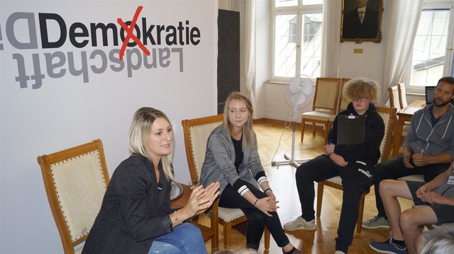 SchülerInnen der Polytechnischen Schule Jenbach beim diskutieren mit LA Ing.in Kathrin Kaltenhauser und LA Elisabeth Fleischanderl.