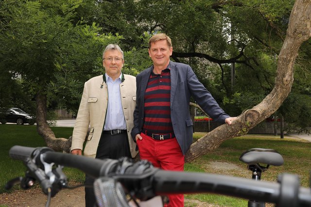 Michael Pferschy (Vertreter der Leobener
Realgemeinschaft) mit dem Leobener Bürgermeister Kurt Wallner (re.).