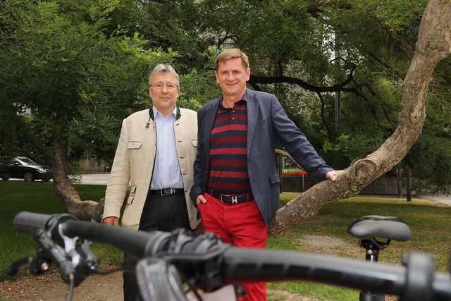 Michael Pferschy (Vertreter der Leobener
Realgemeinschaft) mit dem Leobener Bürgermeister Kurt Wallner (re.). | Foto: Freisinger