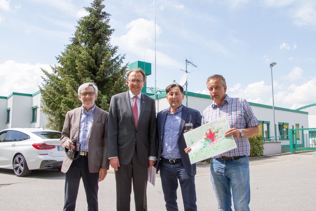 Johann Sodeck Obmann-Stellvertreter., Bürgermeister Mag. Matthias Stadler, Obmann des Amateurfunk Clubs digital voice Austria Christian Digruber und der Leiter des Wirtschaftshofes Ing. Erwin Sulzer freuen sich über die neue Sendestation am Wirtschaftshof.