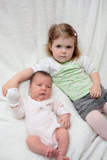 Ich pass schon auf dich auf! Johanna ist nun die große Schwester und umsorgt die kleine Magdalena ganz liebevoll