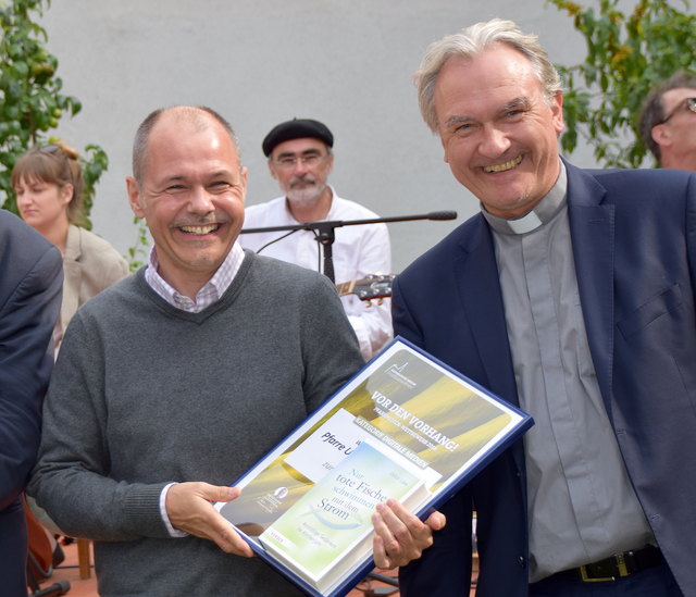 Bei der Überreichung: Bischofsvikar Dariusz Schutzki (re). gratulierte dem Döblinger Vertreter Markus Lahner.