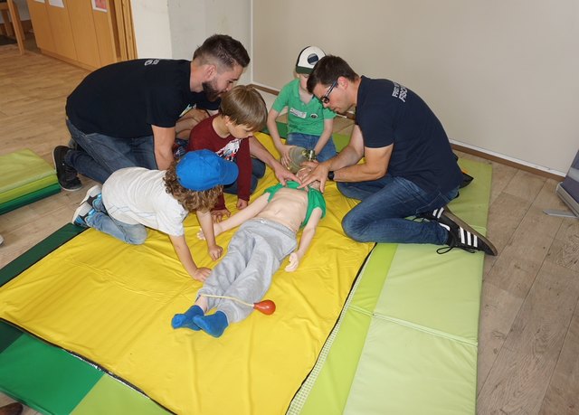 Die Kinder konnten in die Rollen der Einsatzkräfte schlüpfen.
