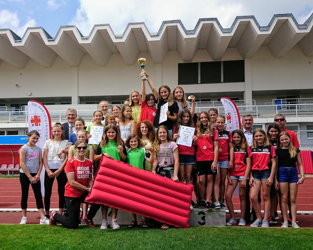 Die Parade-Schwimmer der NMS Ternitz. Die Mädels der 1. und 2. Sportklasse holten sogar Edelmetall.