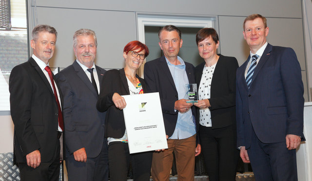 WKO-Bezirksstellenleiter Klaus Grad, WKO-Obmann Herbert Mairhofer, Hofis-Vereinsobmann Dietmar Lachtner mit Vereinsmitgliedern und WKOÖ-Direktor-Stv. Hermann Pühringer. | Foto: Foto: Mathe