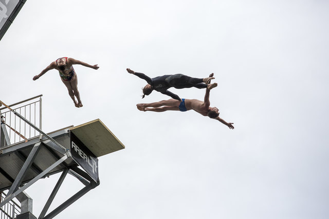 Perfekte Körperbeherschung ist das Markenzeichen der Cliff Diver. | Foto: AREA 47 / Rudi Wyhlidal