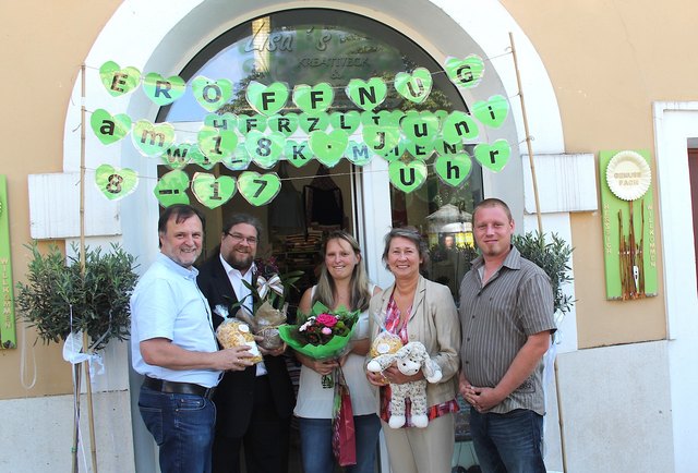 StR Werner Stöberl, GR Mag. Klaus Bergmaier, Lisa Wurmauer, GRin Gabriele Mayer, Stefan Wurmauer (Ehemann der Inhaberin)