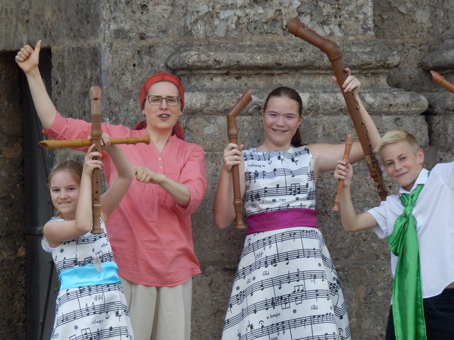 Sebastian Kienleitner, Emma Gall, Caroline Starnberger mit ihrer Lehrerin Roswitha Schmatzberger