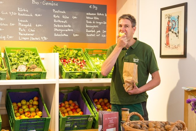 Thomas Lanzer vom Mötschlmeierhof in Oberaich weiß um die vitaminreichen Inhaltsstoffe des knackigen Gemüses in seinem Hofladen. | Foto: Freisinger