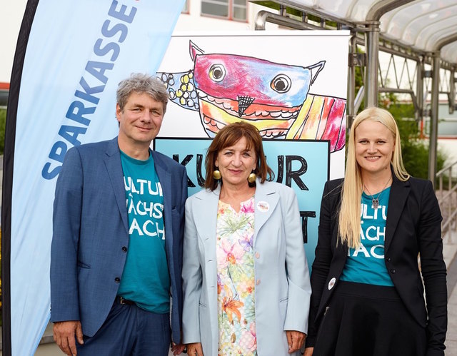 Hakon Hirzenberger (Künstlerischer Leiter), Beate Palfrader (Landesrätin für Kultur und Bildung) und Bernadette Abendstein (Festivalleitung) bei der Festivaleröffnung (v. li.).