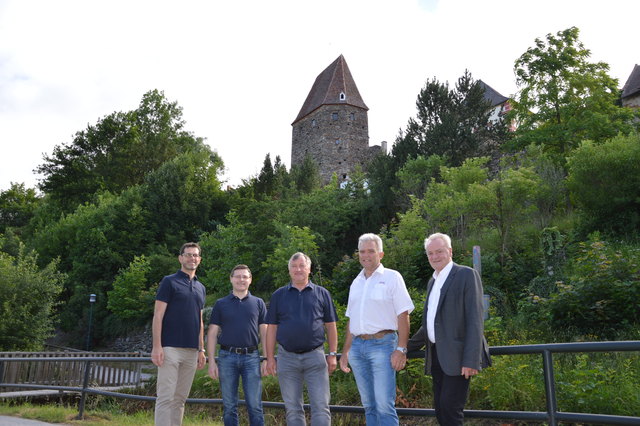Ein Zwettler Juwel wird bestrahlt: Ing. Hannes Meisner (Bauamt), Johann Schweigl (Fa. Mengl), Thomas Anton, Erhart Piringer (EVN) und Vizebürgermeister DI Johannes Prinz vor dem Antonturm.