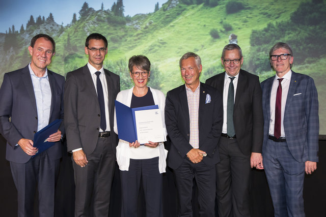 Innovationspreis: Christian Schützinger (Geschäftsführung Vorarlberg Tourismus), LH Markus Wallner, Germana Nagler, Hermann Fercher (Lech Zürs Tourismus), Karlheinz Rüdisser und Winfried Hopfner (v.l.).