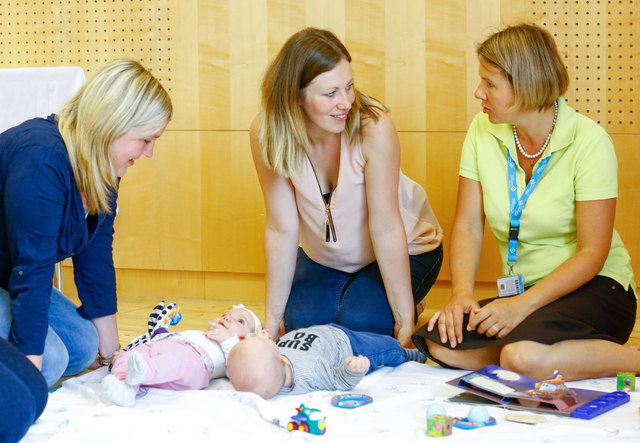 Im Mittelpunkt der Babytreffs steht neben dem Austausch mit anderen Müttern die professionelle Beratung rund um Themen wie Ernährung und Stillen, Zähne und Mundhygiene, Schlafen oder Erste-Hilfe-Maßnahmen für Babys und Kleinkinder.