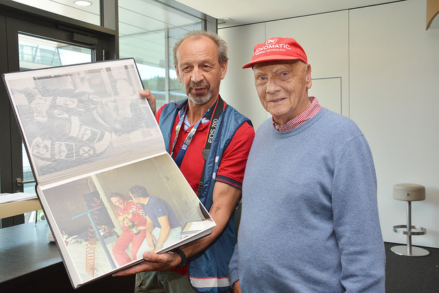 Günter Stecher präsentiert seinem Idol Niki Lauda das Fotoalbum aus längst vergangenen Formel-1-Tagen.