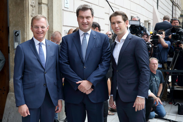 v. l.: Landeshauptmann Thomas Stelzer, der Bayrische Ministerpräsident Markus Söder und Bundeskanzler Sebastian Kurz.