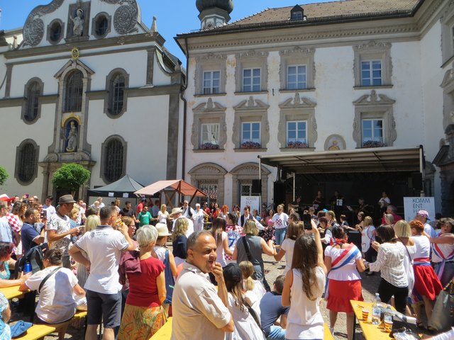 Hunderte Besucher am Stiftsplatz
