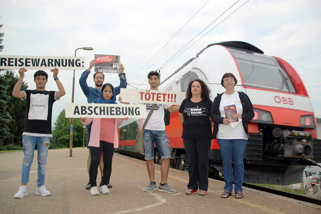 Den Zug ins Verderben stoppen - dafür appellieren Helfer und Betroffene gemeinsam.