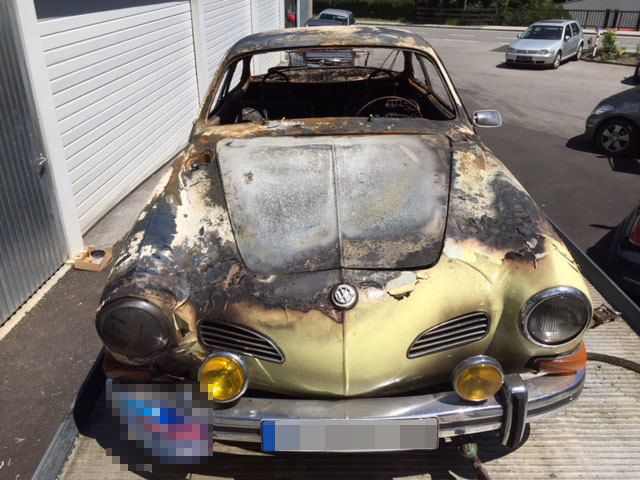 Fahrzeugbrand auf der Kaunerberger Landesstraße: Der Oldtimer brannte komplett aus.