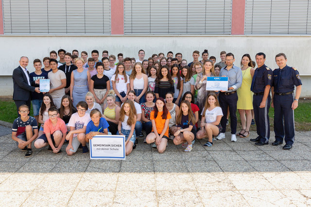 500 Euro Siegerscheck für das Projekt der 4a, der 4b und der 4c der Neuen Mittelschule Güssing.