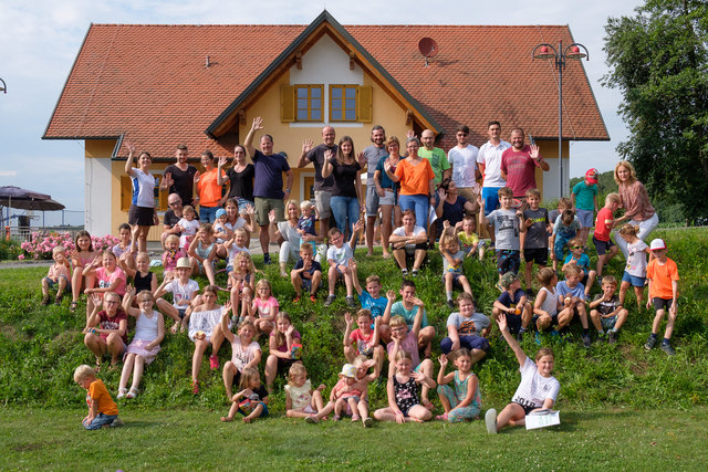 Gruppenfoto vor dem Sporthaus Krusdorf